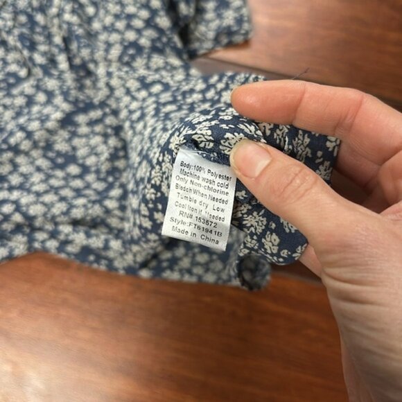 Boheme Short Sleeve V Neck Blue and White Floral Blouse Size Small - Picture 7 of 7